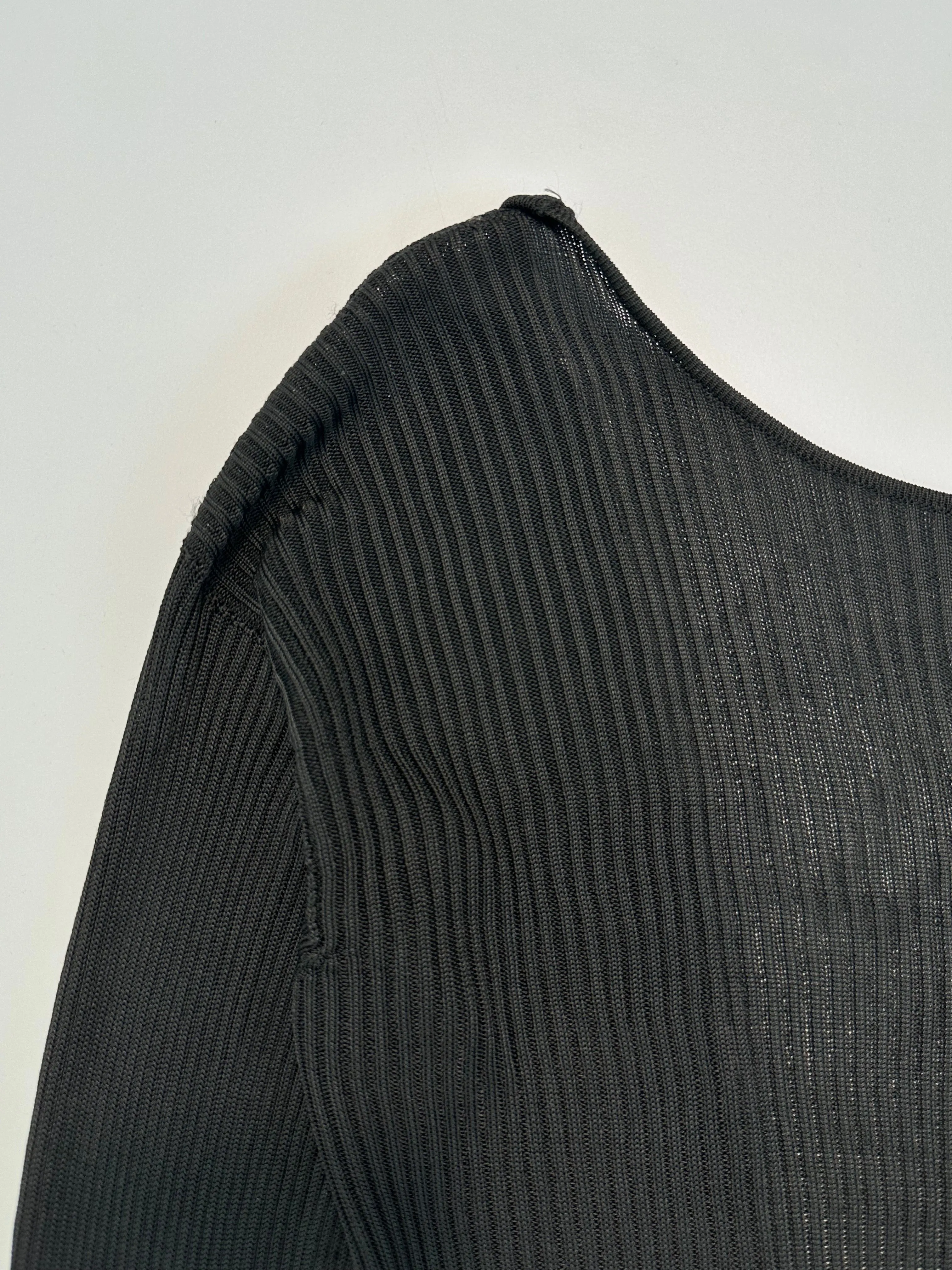 Abito Nero In Maglia A Coste Con Scollo Profondo