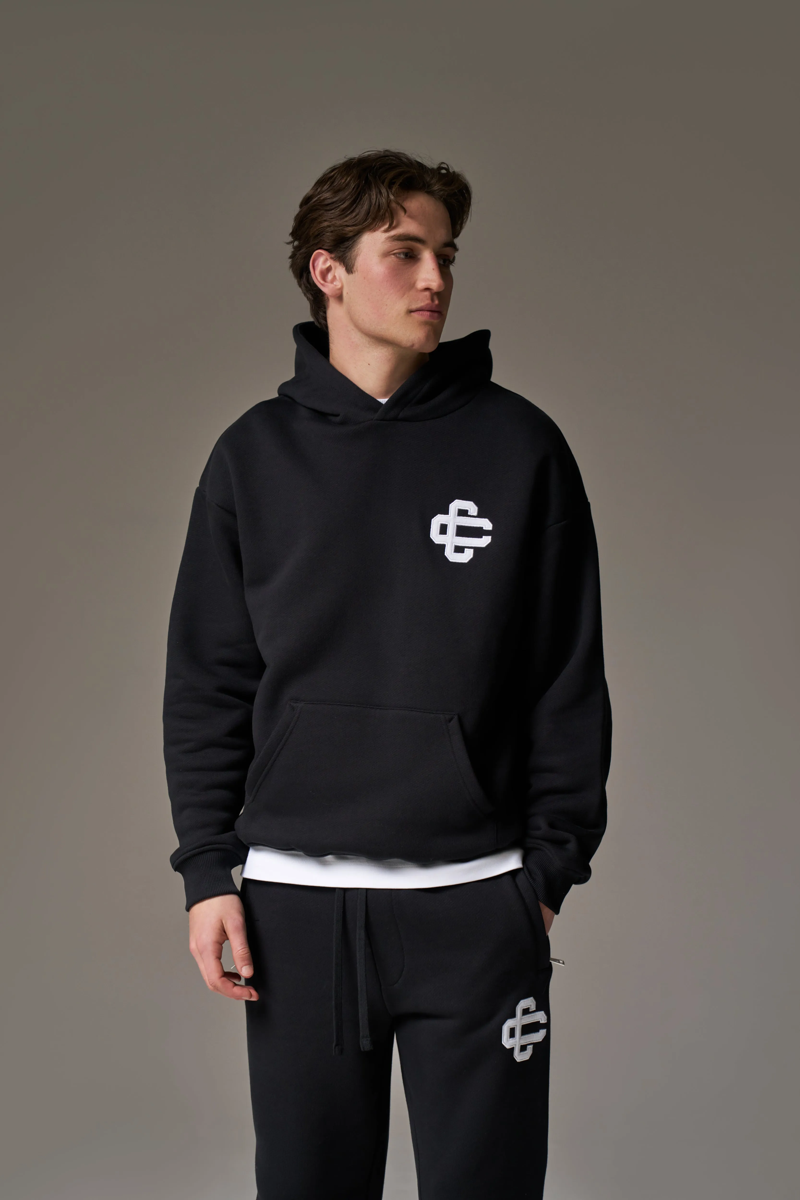 HEAVYWEIGHT EMBLEM APPLIQUE HOODIE - BLACK