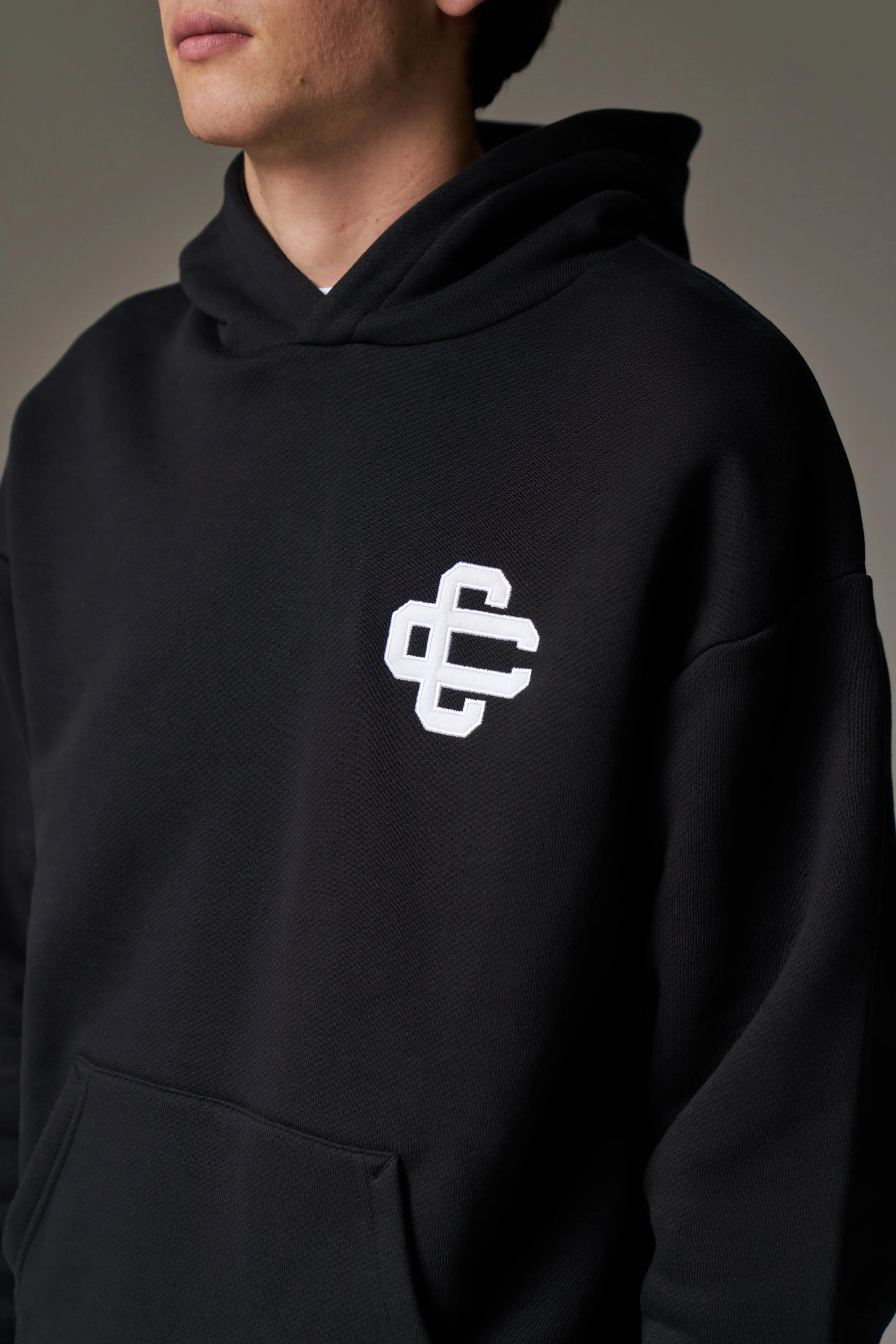 HEAVYWEIGHT EMBLEM APPLIQUE HOODIE - BLACK