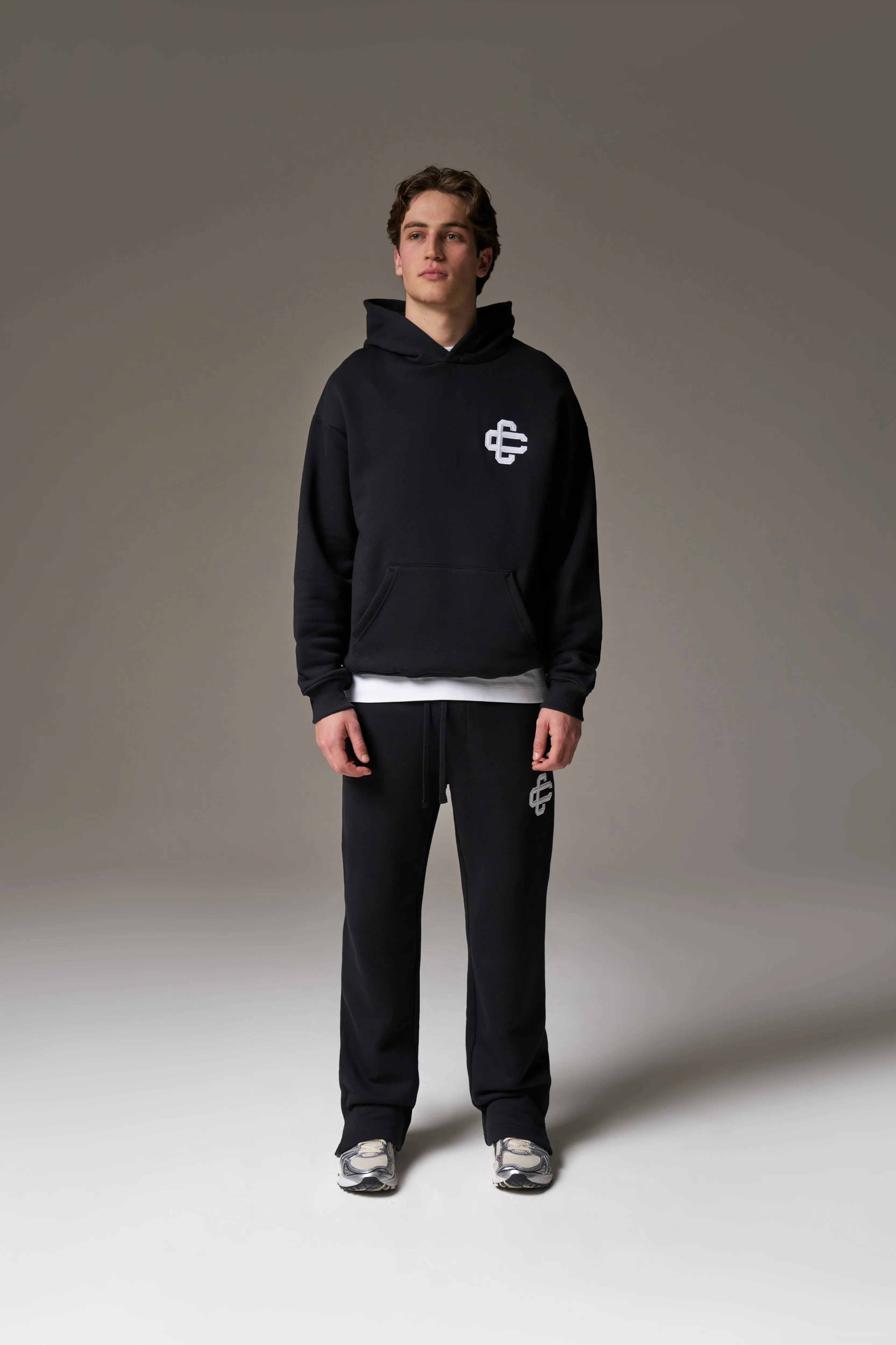 HEAVYWEIGHT EMBLEM APPLIQUE HOODIE - BLACK