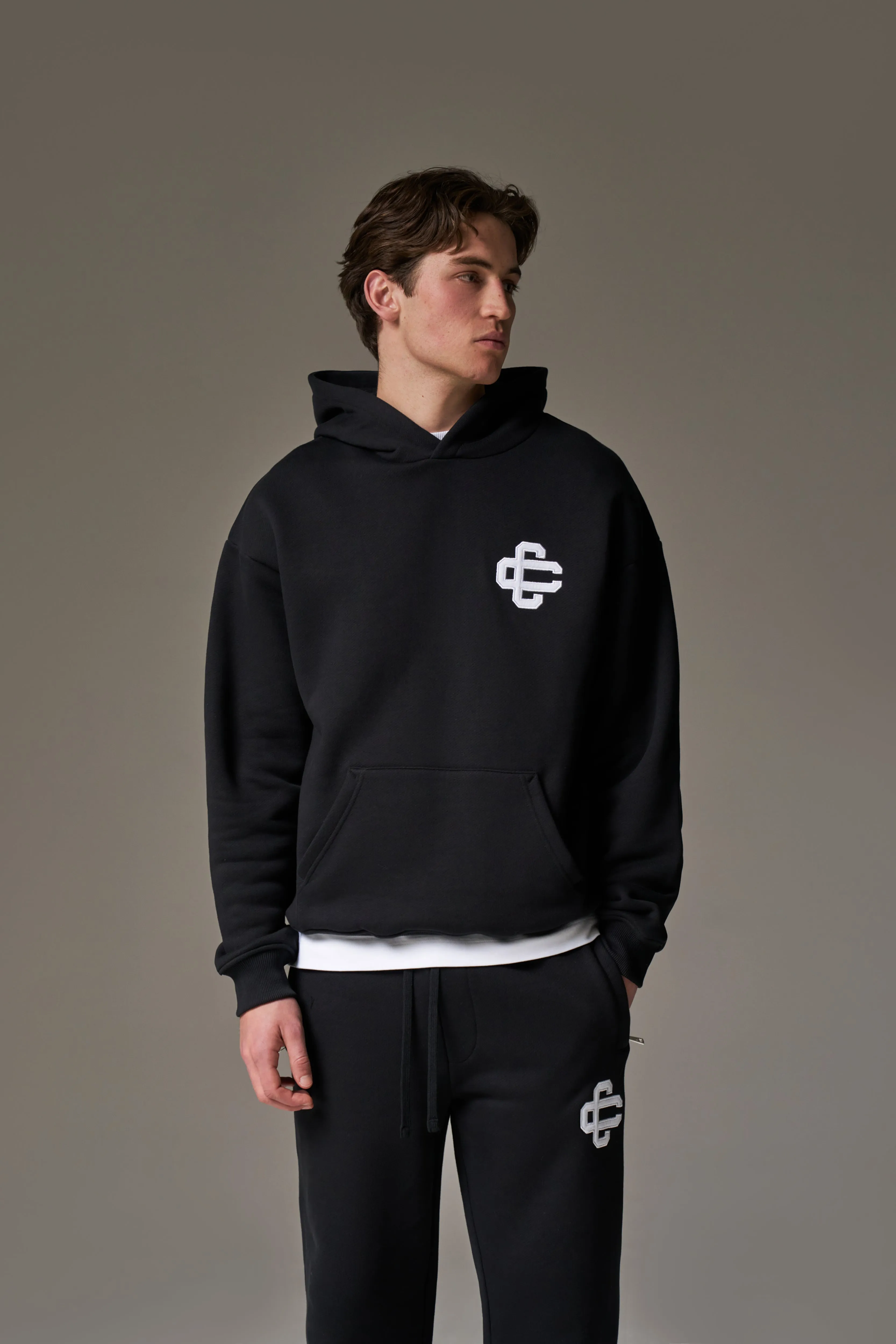 HEAVYWEIGHT EMBLEM APPLIQUE HOODIE - BLACK