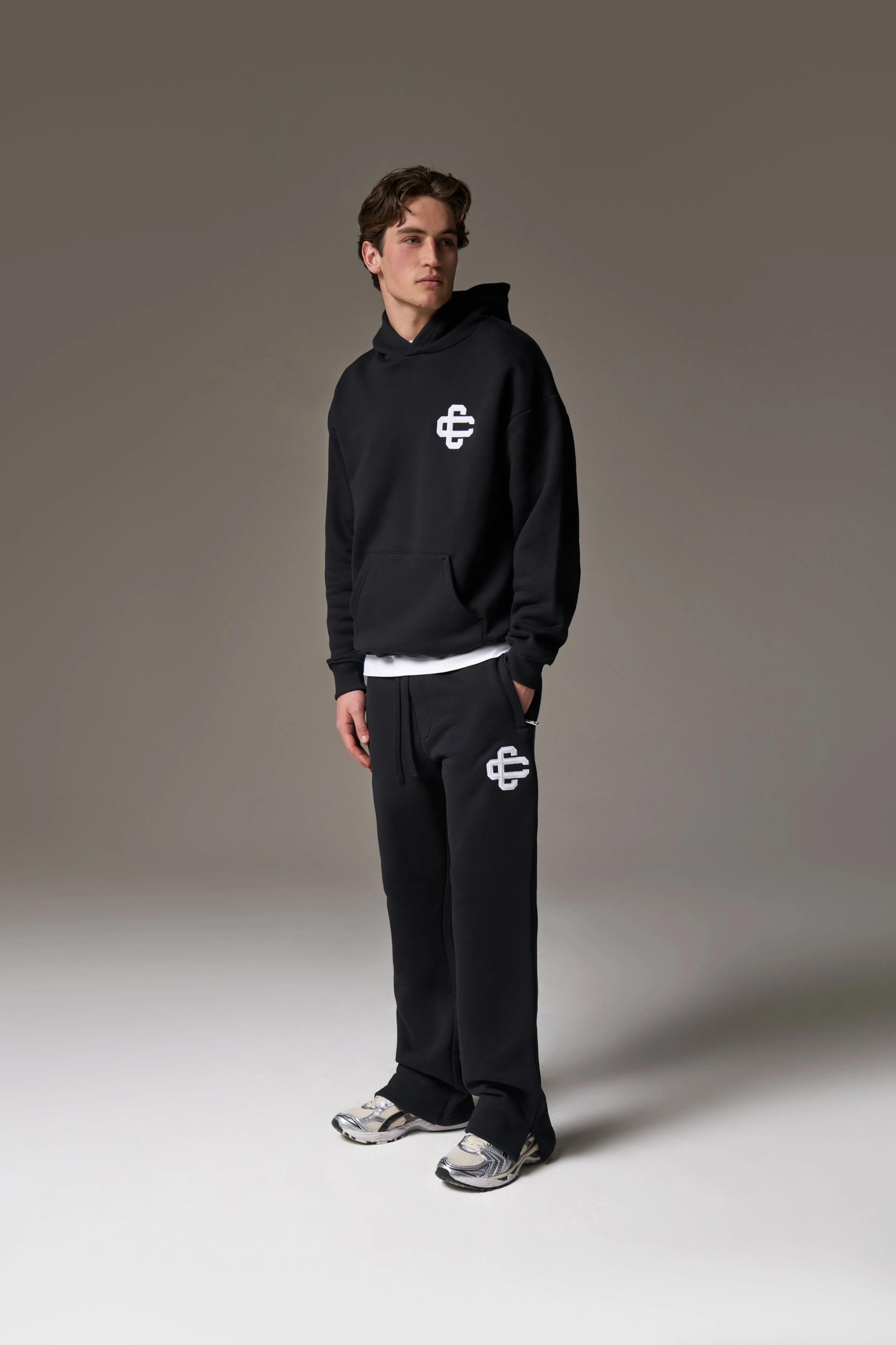 HEAVYWEIGHT EMBLEM APPLIQUE HOODIE - BLACK